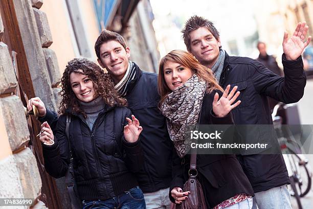 Amici Di Mani In Aula Portiera - Fotografie stock e altre immagini di Adulto - Adulto, Allegro, Ambientazione esterna