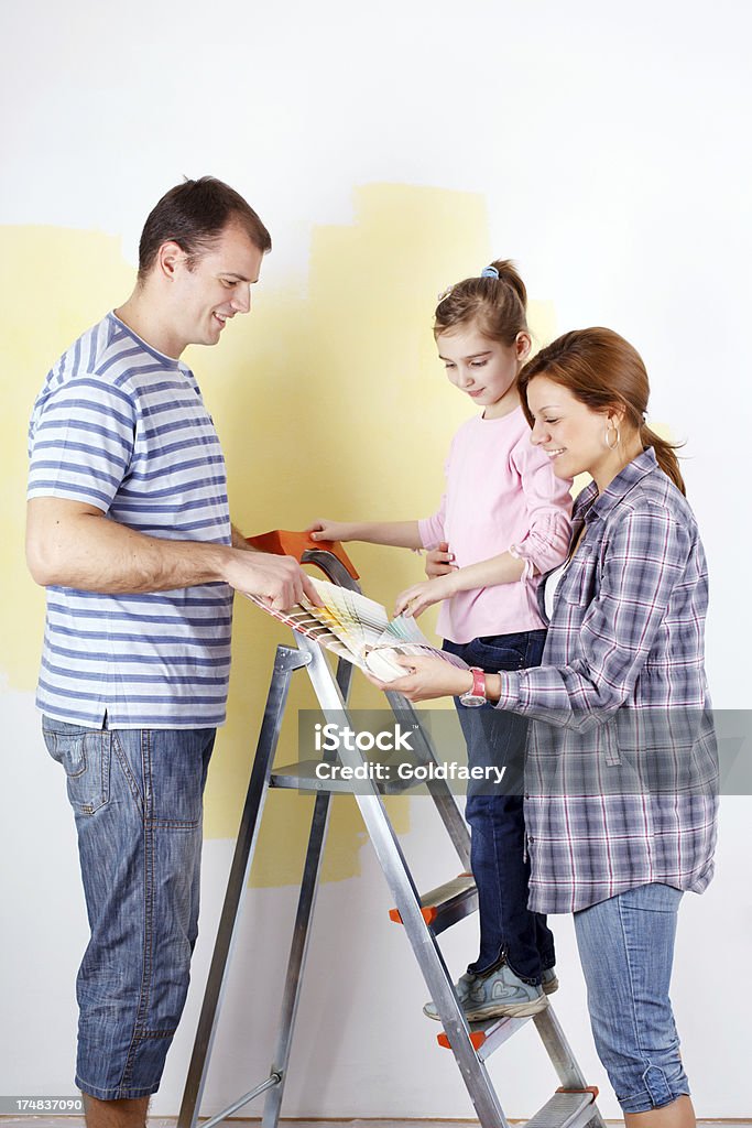 Famille de trois couleurs choisissant de peindre une chambre - Photo de Activité libre de droits