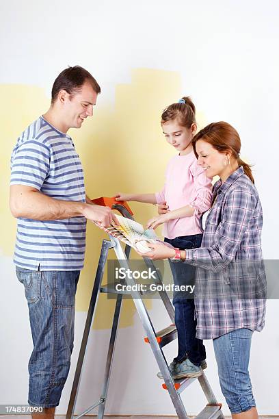 Photo libre de droit de Famille De Trois Couleurs Choisissant De Peindre Une Chambre banque d'images et plus d'images libres de droit de Activité