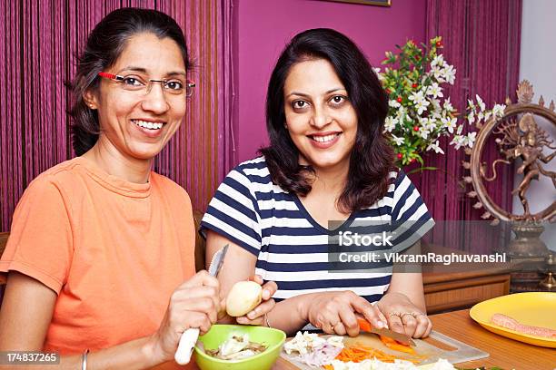 Две Красочные Индийские Женщины Приготовление Еды Резки Овощей — стоковые фотографии и другие картинки 30-39 лет