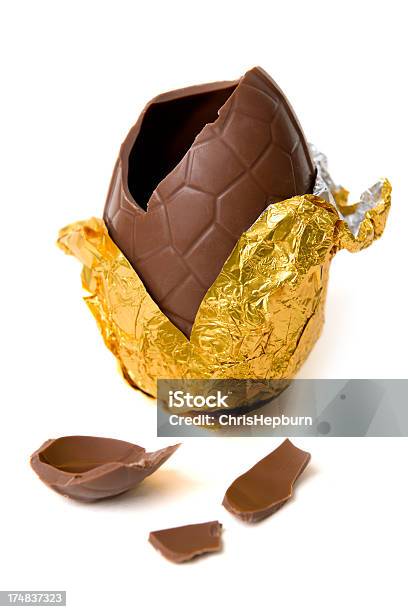 Uovo Di Pasqua Al Cioccolato - Fotografie stock e altre immagini di Carta stagnola - Carta stagnola, Uovo di Pasqua, Aprire