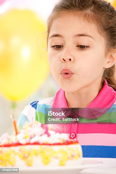 Birthday の少女 - お祝いのストックフォトや画像を多数ご用意 - お祝い, アイシング, カラフル