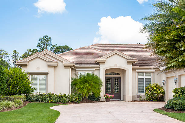 moderna casa nei tropici - palm tree florida house residential district foto e immagini stock