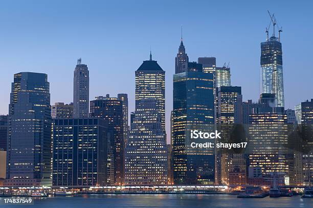 Baixa De Manhattan À Noite - Fotografias de stock e mais imagens de Anoitecer - Anoitecer, Ao Ar Livre, Arranha-céu