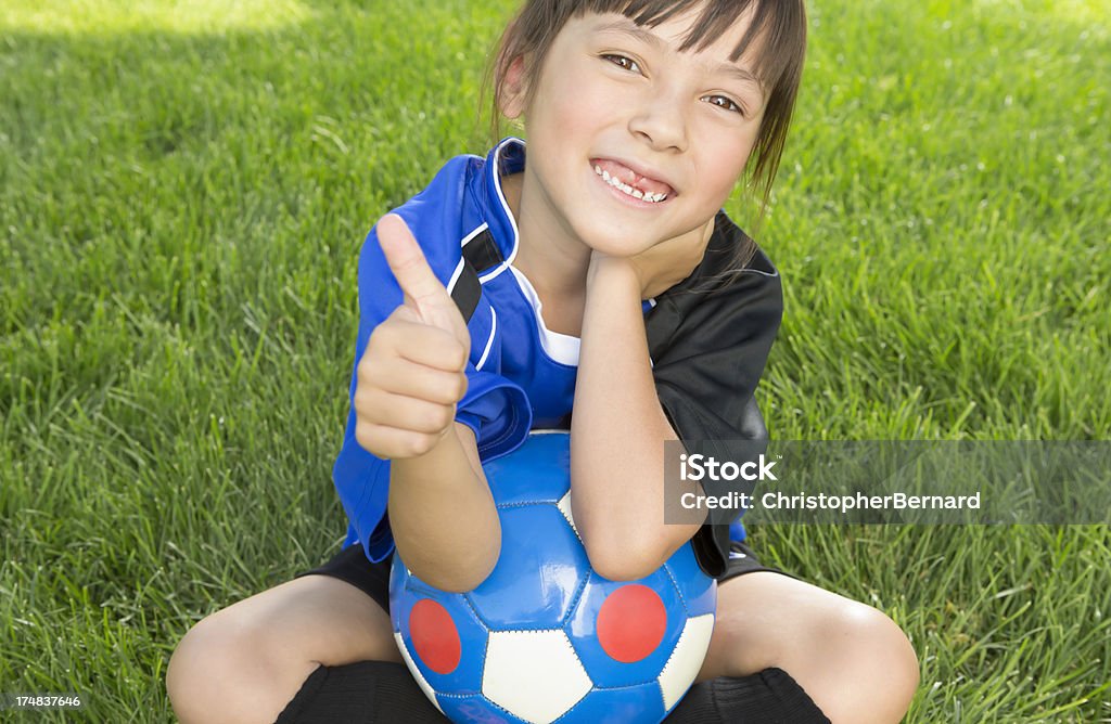 Menina jovem dando polegares para cima no campo de futebol - Royalty-free 8-9 Anos Foto de stock