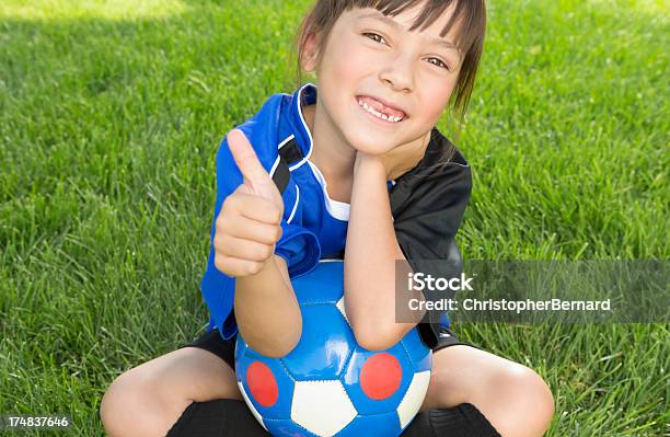 Menina Jovem Dando Polegares Para Cima No Campo De Futebol - Fotografias de stock e mais imagens de 8-9 Anos