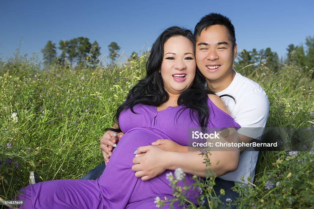 portrait de souriant couple asiatique dans le champ - Photo de 20-24 ans libre de droits