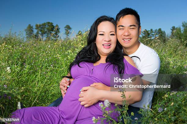 Photo libre de droit de Portrait De Souriant Couple Asiatique Dans Le Champ banque d'images et plus d'images libres de droit de 20-24 ans