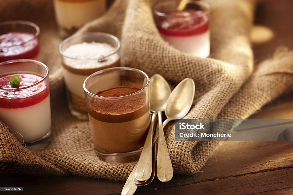 Lampone Panna-color cioccolato e caramello Parfaits - Foto stock royalty-free di Cena