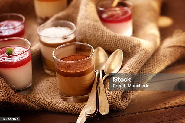 Lampone Pannacolor Cioccolato E Caramello Parfaits - Fotografie stock e altre immagini di Cena