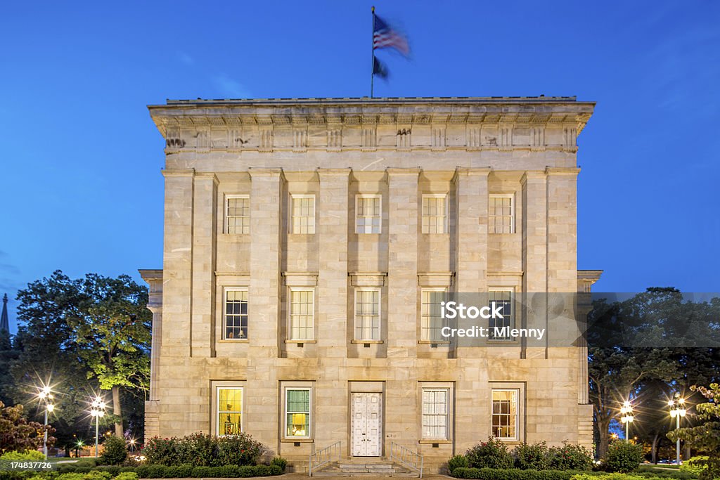 NC State Capitol pelo anoitecer Raleigh - Royalty-free Raleigh Foto de stock