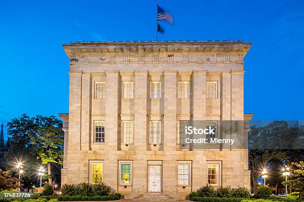 Nc State Capitol Pelo Anoitecer Raleigh - Fotografias de stock e mais imagens de Raleigh - Raleigh, Carolina do Norte - Estado dos EUA, Destino de Viagem