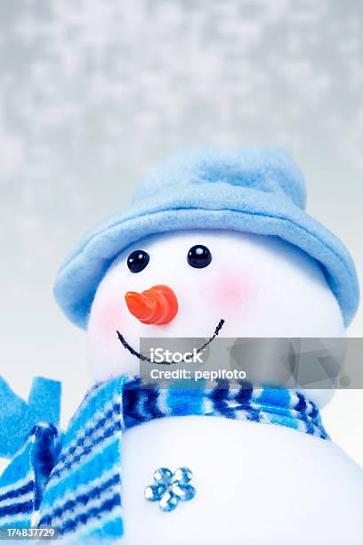 Foto de Boneco De Neve e mais fotos de stock de Alto - Descrição Geral - Alto - Descrição Geral, Azul, Bicho de pelúcia