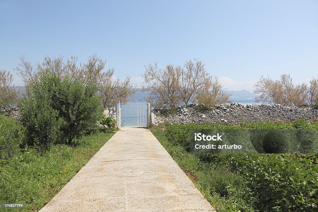 Beton garden Fußgängerbrücke mit den türkisfarbenen Ozean gate Zaun Trogir Kroatien - Lizenzfrei Alt Stock-Foto