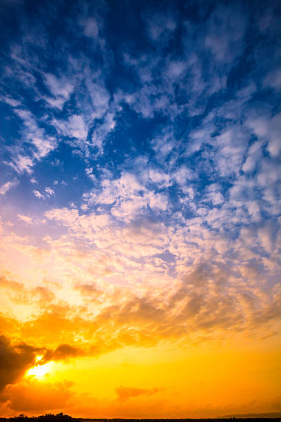 żółty i niebieski krajobraz z chmurami w sunrise lub zachód słońca - moody sky dark saturated color extreme terrain zdjęcia i obrazy z banku zdjęć
