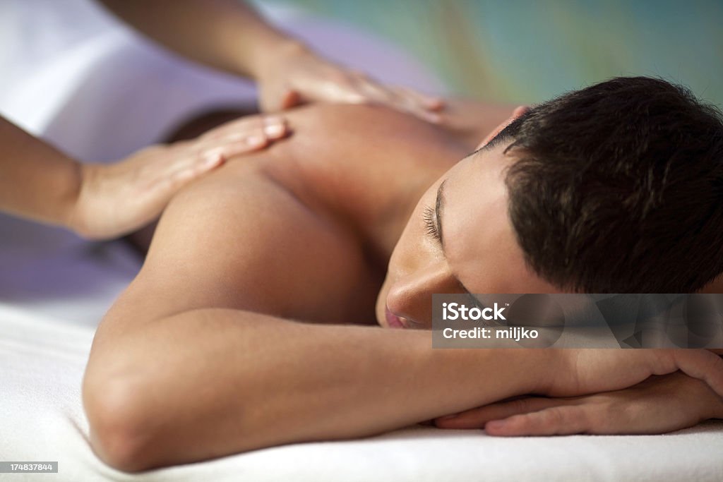 Junge hyandsome Mann empfangen Rückenmassage - Lizenzfrei Männer Stock-Foto