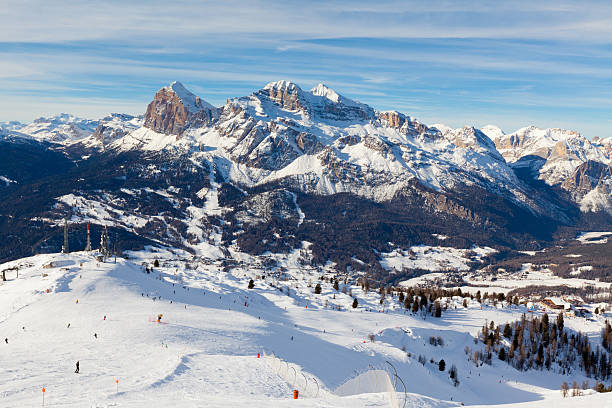 вид на доломитовые альпы в кортина-д "ампеццо - cortina dampezzo стоковые фото и изображения