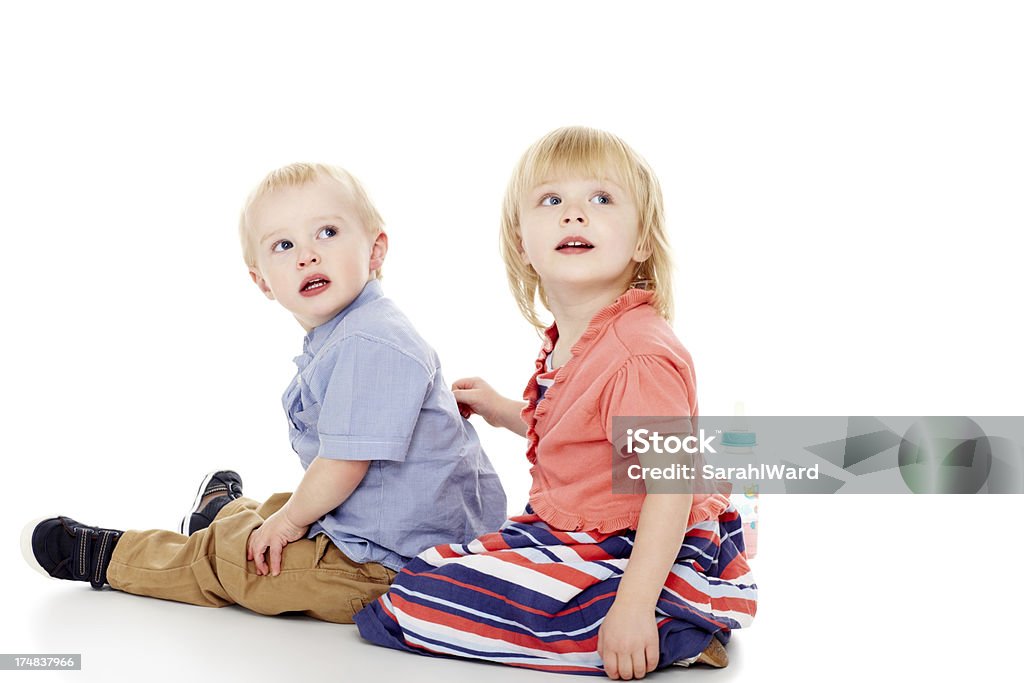 Zwei kleine Kinder sitzen zusammen Wegsehen im copyspace - Lizenzfrei 2-3 Jahre Stock-Foto