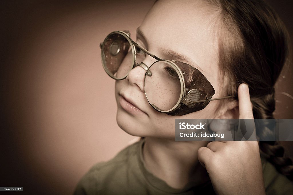 Penser petite fille aux cheveux rouge, porte des lunettes Steampunk - Photo de 6-7 ans libre de droits