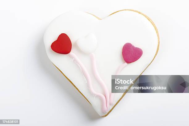 Biscoito De Forma De Coração - Fotografias de stock e mais imagens de Alimento Básico - Alimento Básico, Amor, Assado no Forno