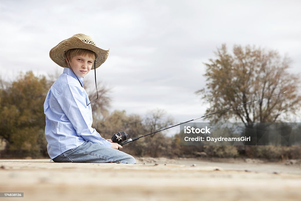 Pré Garçon Adolescent portant Chapeau de cow-Boy de repos et à la pêche - Photo de Manches longues libre de droits