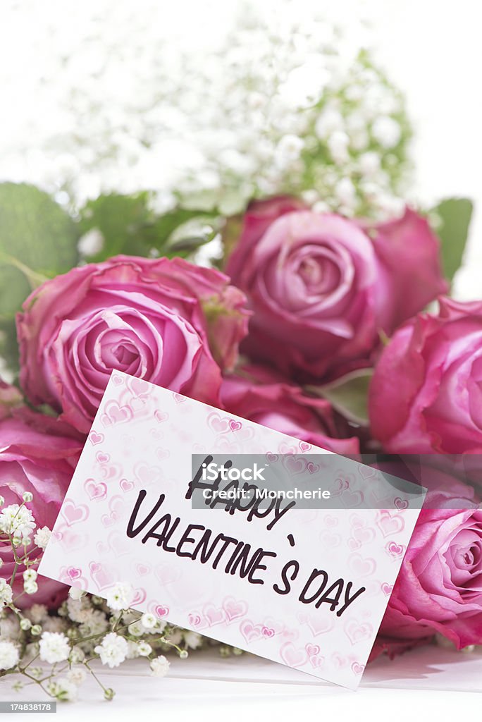 Pink Roses con una tarjeta de San Valentín - Foto de stock de Amor - Sentimiento libre de derechos