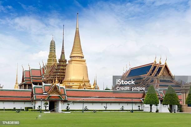 Wat Phra Kaew Templo De Tailandia Bangkok Foto de stock y más banco de imágenes de Aire libre - Aire libre, Arquitectura, Asia