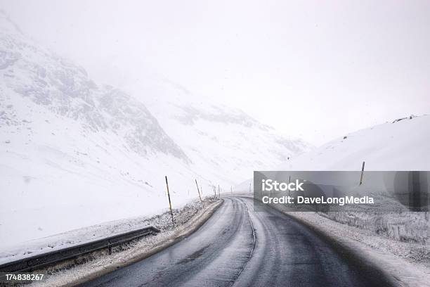 冬の山 Road ではスイスアルプスの高 - かすみのストックフォトや画像を多数ご用意 - かすみ, エンガディンアルプス, スイス