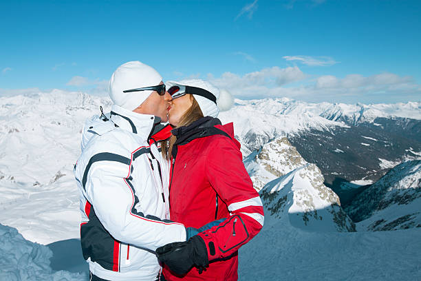 szczęśliwa para całować w mountain top - winter friendship france italy zdjęcia i obrazy z banku zdjęć