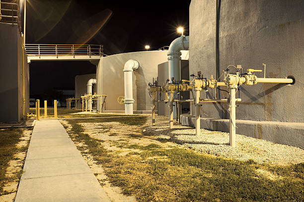 planta de agua - night sewage treatment plant water oil refinery fotografías e imágenes de stock