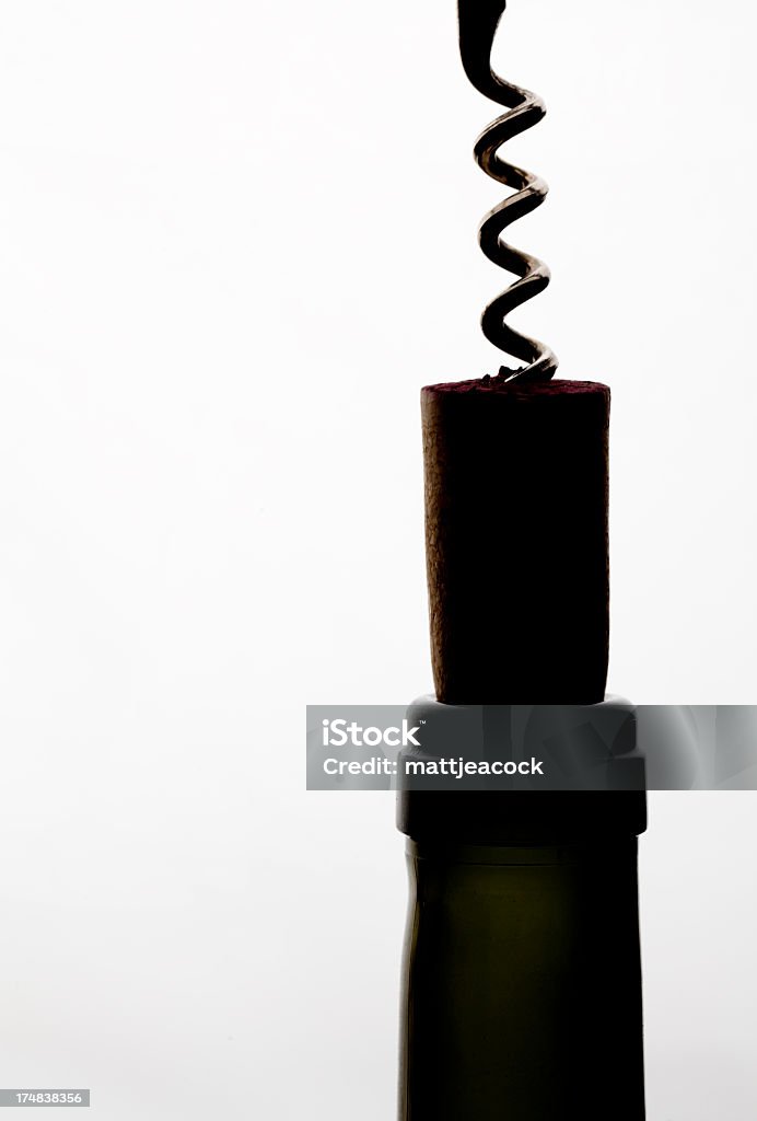 Abrindo uma garrafa de vinho - Foto de stock de Abridor de Garrafa royalty-free