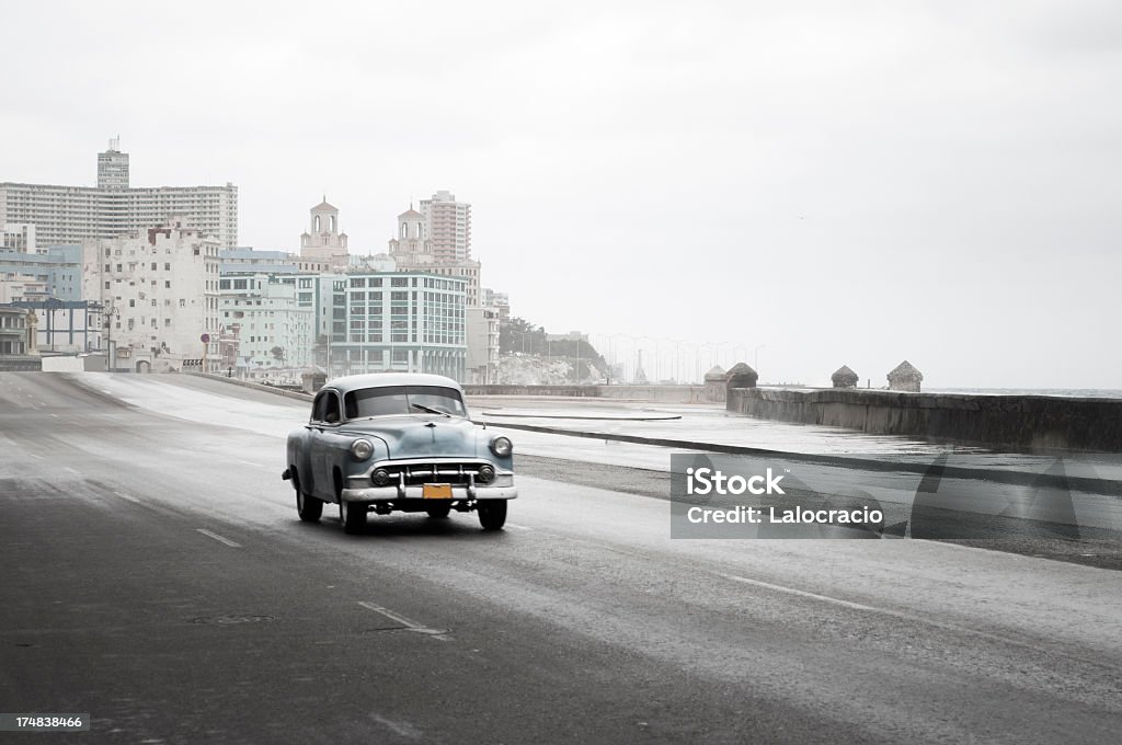 Grigio giorno sul Malecon a l'Avana - Foto stock royalty-free di 1950-1959