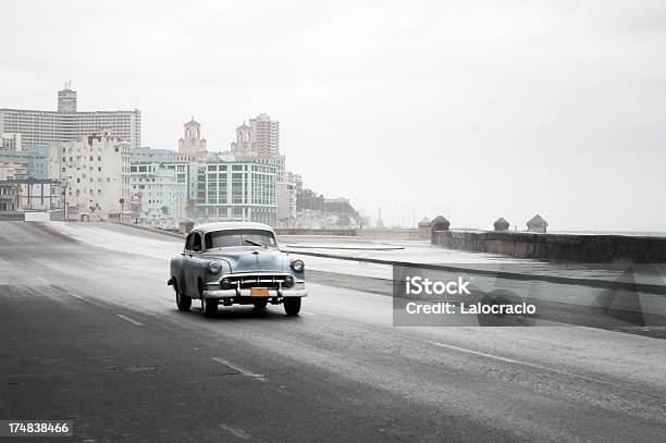 Grigio Giorno Sul Malecon A Lavana - Fotografie stock e altre immagini di 1950-1959 - 1950-1959, Tempo atmosferico, America Latina