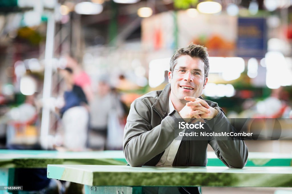 ハッピーな男性のテーブルに座る市場フェア水平 - 1人のロイヤリティフリーストックフォト