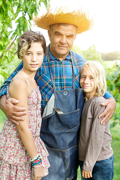 grand-père avec leurs petits-enfants dans le vignoble - casual granddaughter farmer expressing positivity photos et images de collection