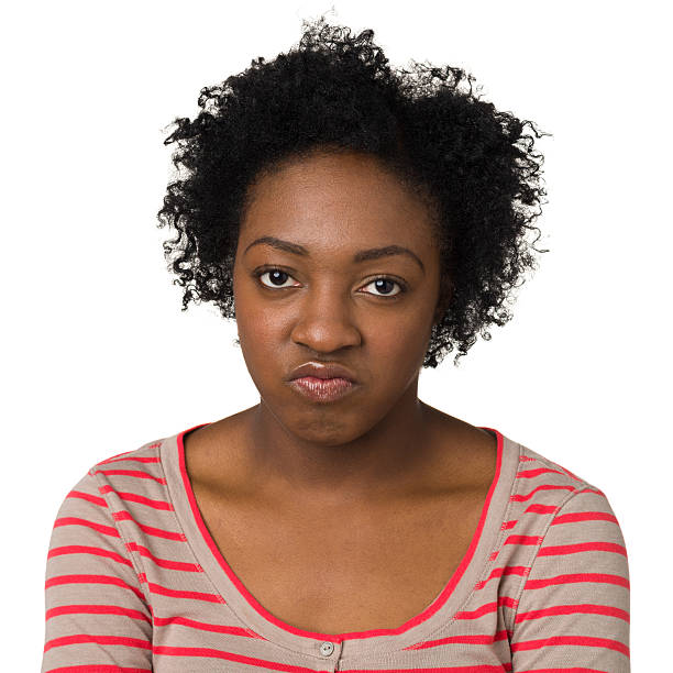 frustré de jeune femme regardant la caméra - disgust women african ethnicity human face photos et images de collection