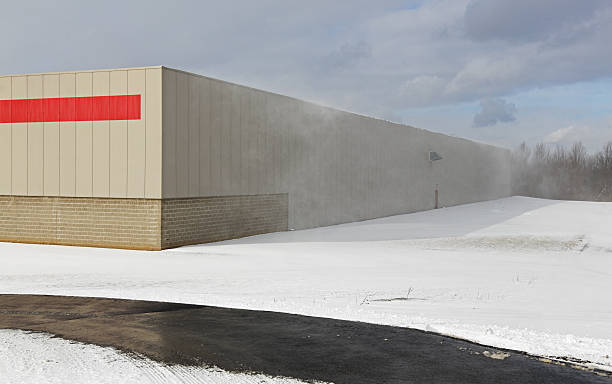 viento soplando edificio de la nieve de invierno - isweather2013 fotografías e imágenes de stock