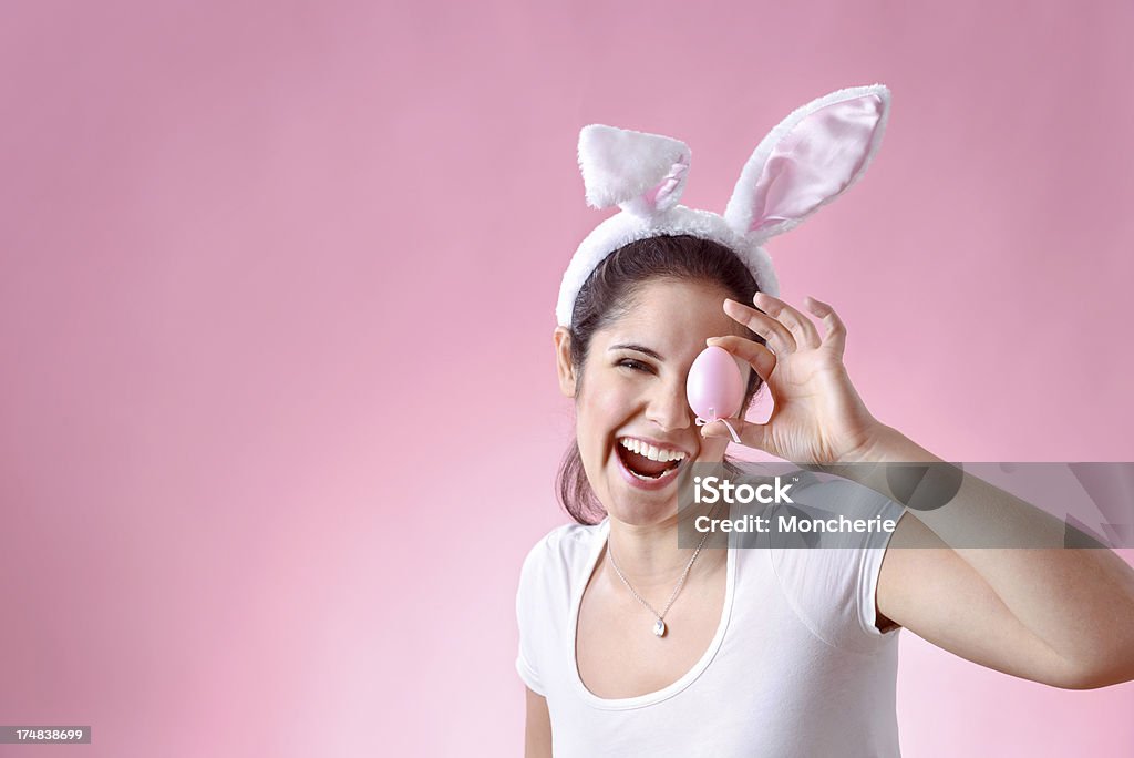 陽気を着ている若い女性のウサギの耳を持つイースター卵 - まぶしいのロイヤリティフリーストックフォト