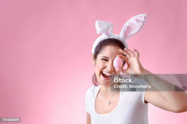 陽気を着ている若い女性のウサギの耳を持つイースター卵 - まぶしいのストックフォトや画像を多数ご用意 - まぶしい, イースター, イースターエッグ