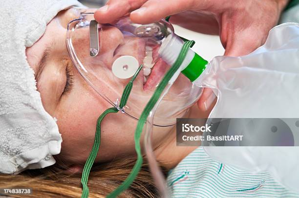 환자의 산소입니다 건강 진단에 대한 스톡 사진 및 기타 이미지 - 건강 진단, 건강관리와 의술, 산소마스크