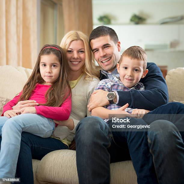 Família Feliz - Fotografias de stock e mais imagens de Abraçar - Abraçar, Adulto, Amor