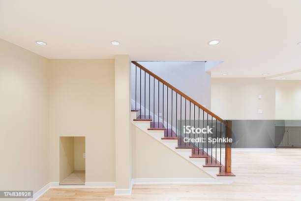 Escadas - Fotografias de stock e mais imagens de Sub-rés-do-chão - Sub-rés-do-chão, Ampliação da Casa, Escadaria