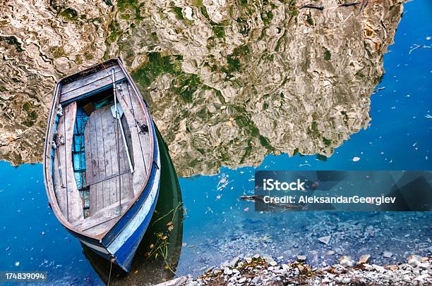 Photo libre de droit de Vieux Bateau De Pêche Dans Le Lac De Repos banque d'images et plus d'images libres de droit de Bateau de pêche - Bateau de pêche, Bateau à rames, Beauté