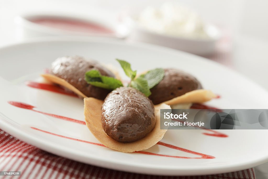 Dessert: Mousse al cioccolato - Foto stock royalty-free di Cibi e bevande