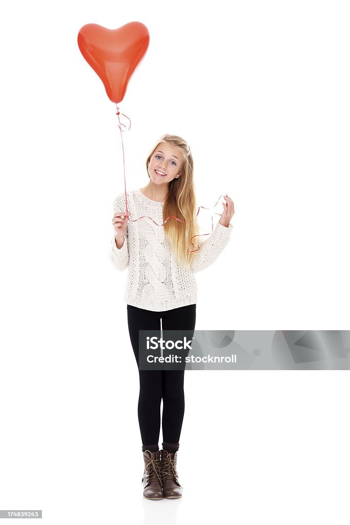 Menina feliz segurando um coração em forma de balão - Foto de stock de 14-15 Anos royalty-free