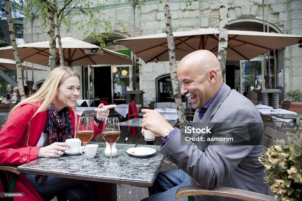 夫と妻笑うのコーヒーショップ - 剃った頭のロイヤリティフリーストックフォト