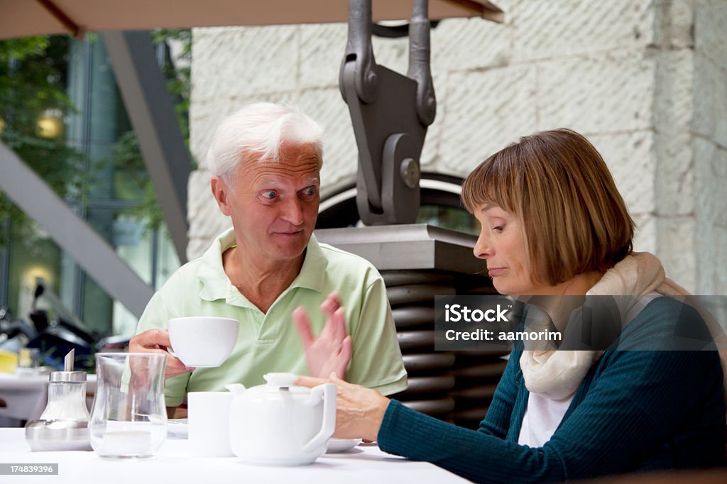 couple senior ayant le thé - Photo de 60-64 ans libre de droits