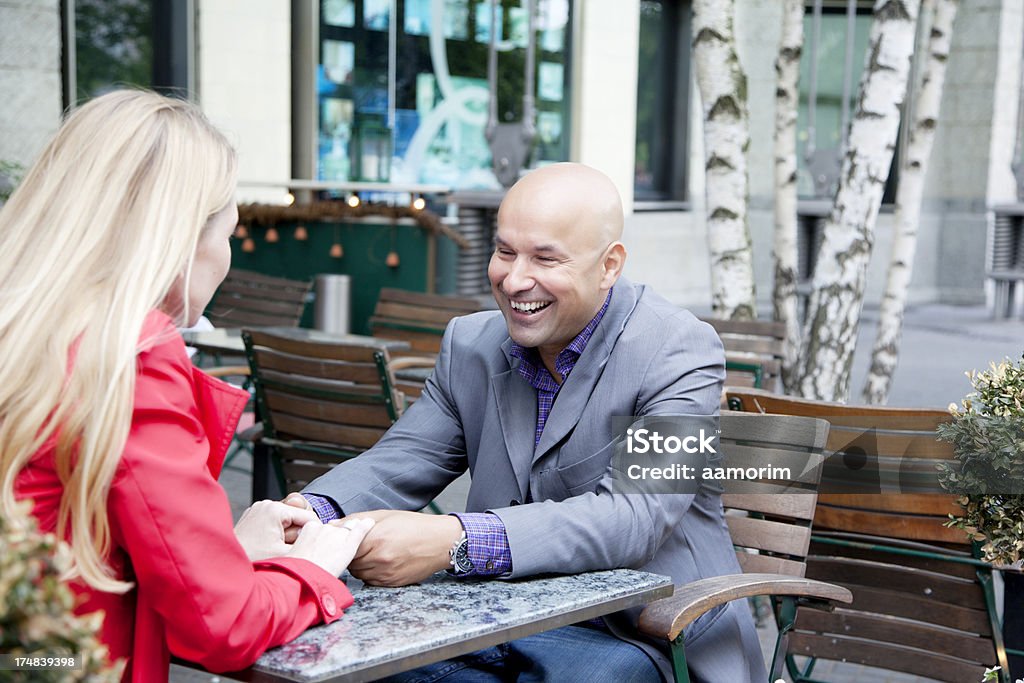 Couple tenant les mains au café - Photo de 30-34 ans libre de droits