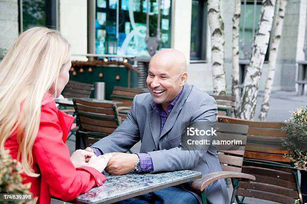 Casal Segurando As Mãos No Café - Fotografias de stock e mais imagens de 30-34 Anos - 30-34 Anos, 30-39 Anos, 35-39 Anos