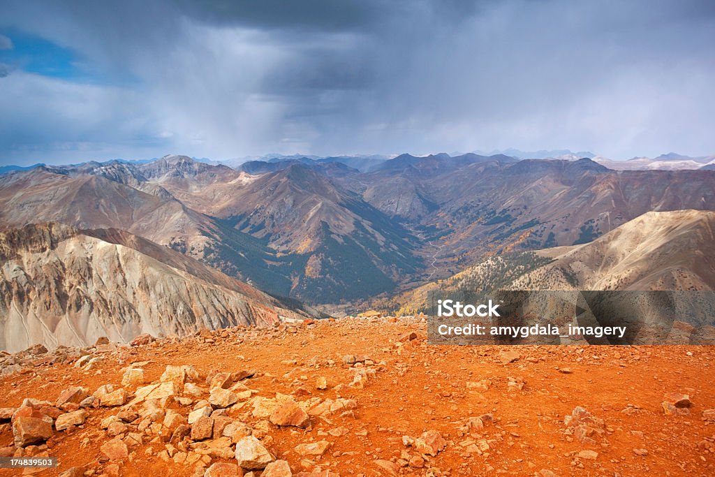 Vivace paesaggio montagne - Foto stock royalty-free di Alberato